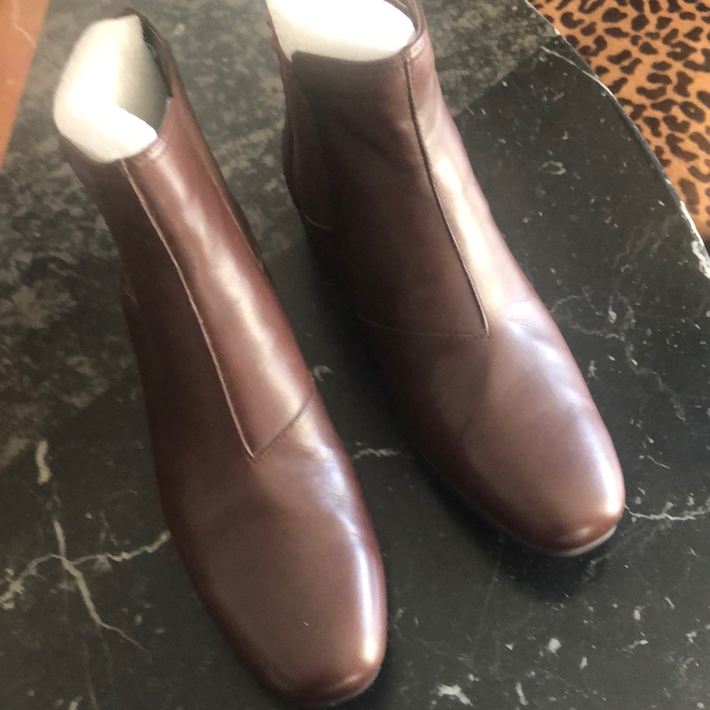 HALSTON Brown booties leather NWOT 6.5